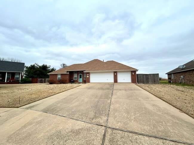 Building Photo - Spacious 3 bed 2 bath Single Family with a Large Fenced Backyard!