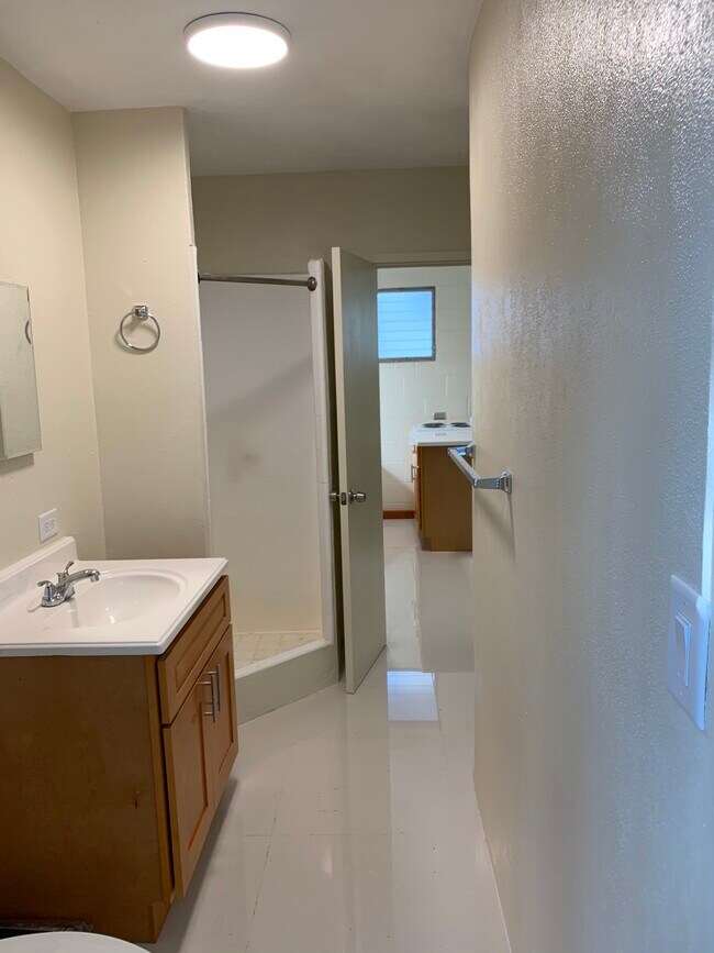 Baño - 1515B S King St