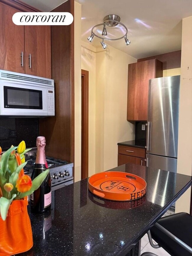 Foto del edificio - 325 E 77th St