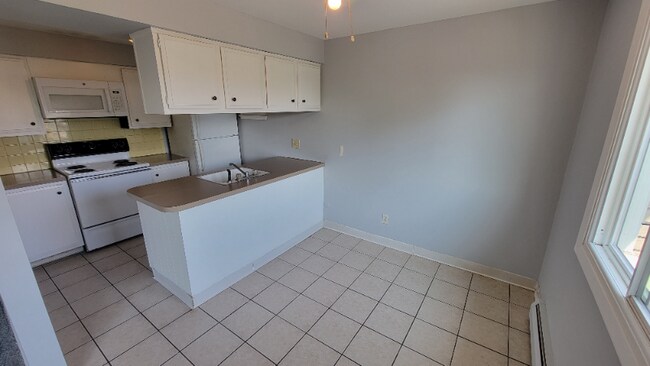Building Photo - 230 Parkridge Ave