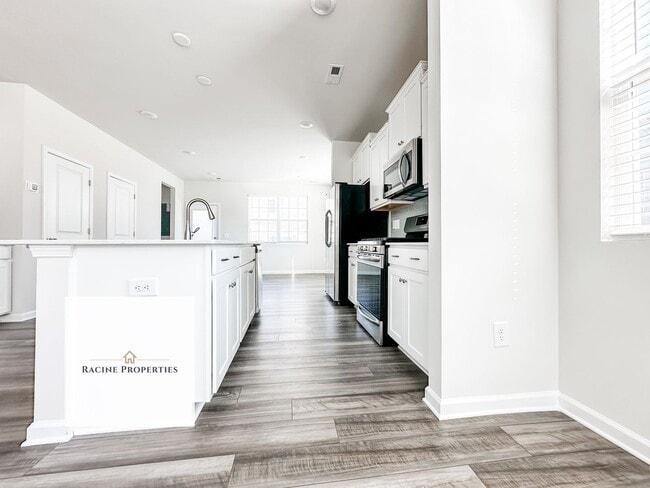 Building Photo - Beautiful new townhome available in Travelers Rest