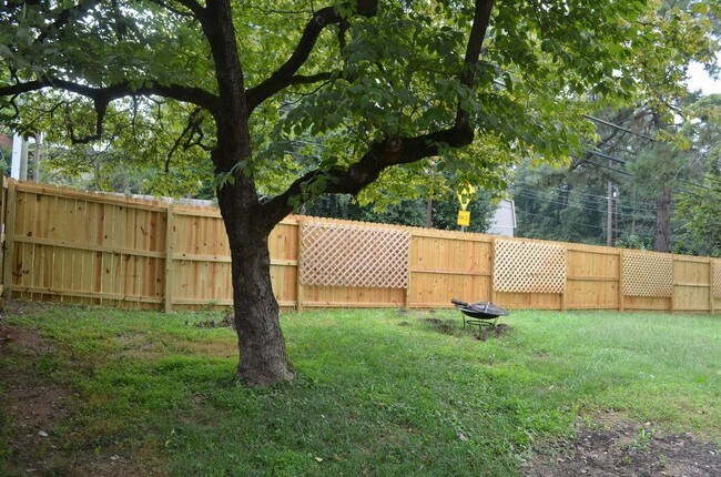 Foto del edificio - 2200 Wake Forest Rd