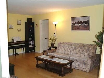 Foto del edificio - 125 Warner Hill Rd