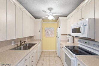 Building Photo - 555 Park Shore Dr