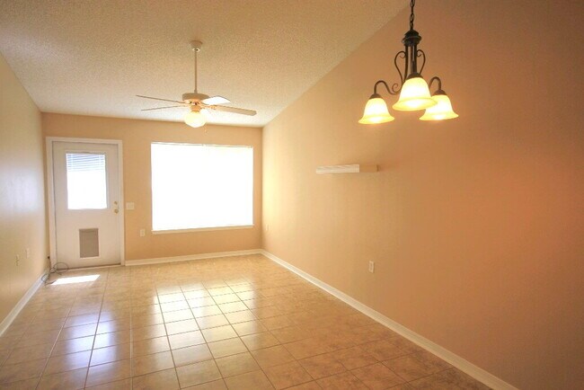 Foto del edificio - 2BR/1BA with Fenced Yard – Lawn Care Inclu...