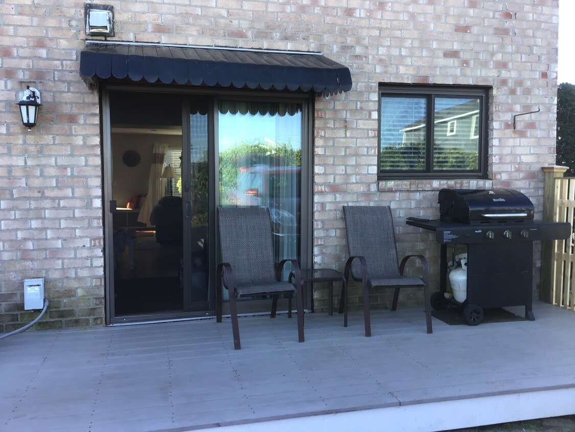 Back deck with Grill - 275 North End Blvd