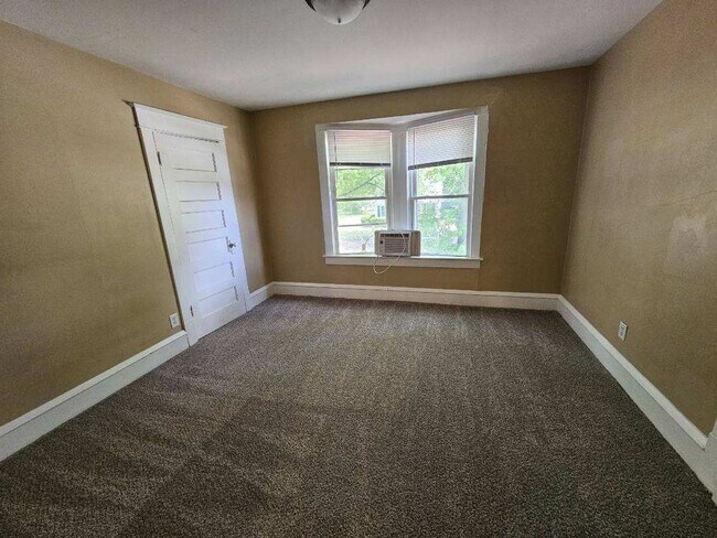 Foto del edificio - 2 bed 1 bath two story duplex