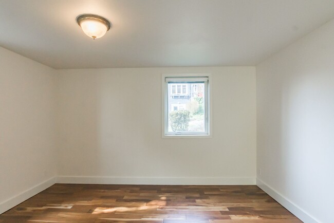 Building Photo - 1bd/1ba Seattle Condo