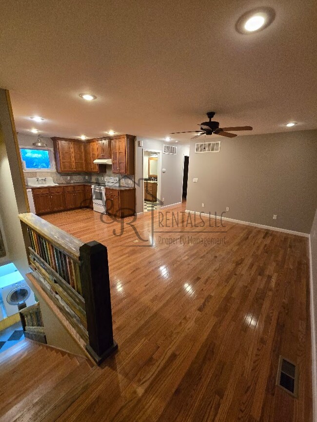 Foto del edificio - 301 E 7th St