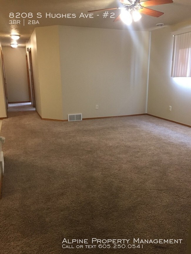 Foto del edificio - 3 Bed/2 Bath Lower Level Duplex with Garage!!