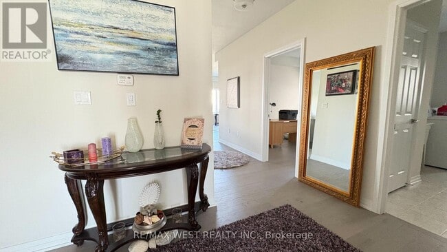 Building Photo - 3162 Searidge St