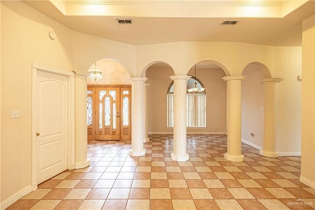 Building Photo - 1704 School Ln