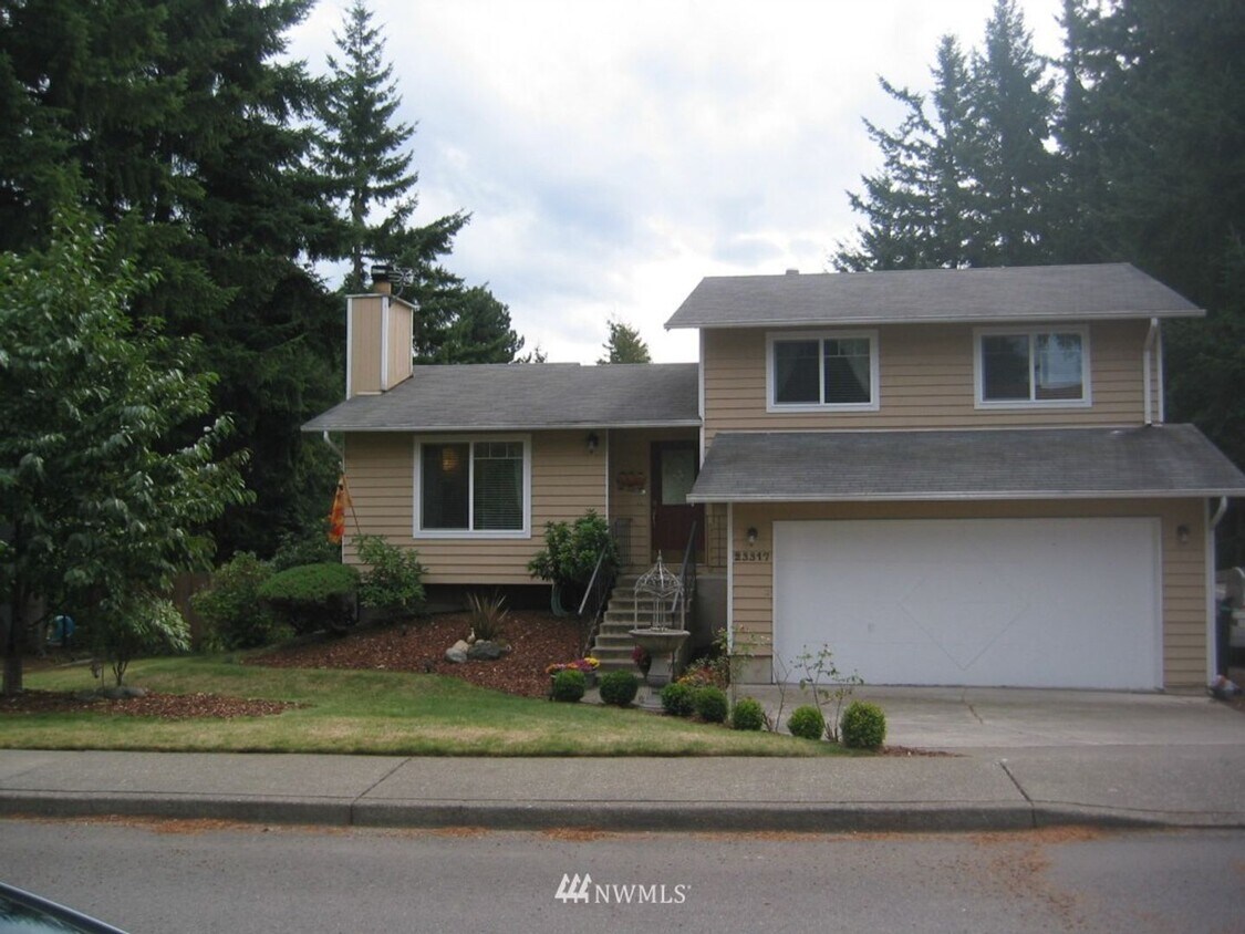 Primary Photo - Spacious Tri-Level Home in Maple Valley