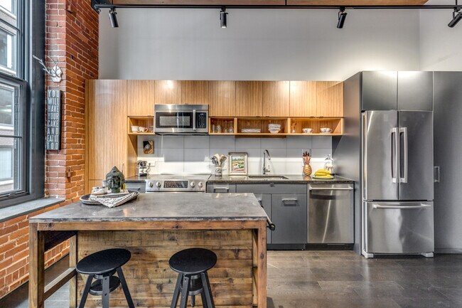 Building Photo - 319 A St