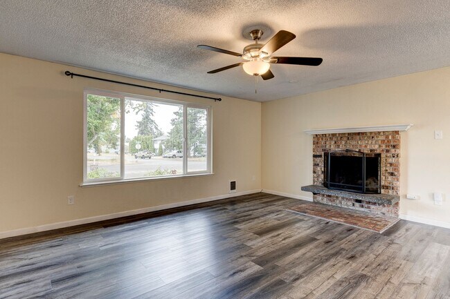 Foto del edificio - Welcome to this 3 Bed 2 Bath Home Close To...