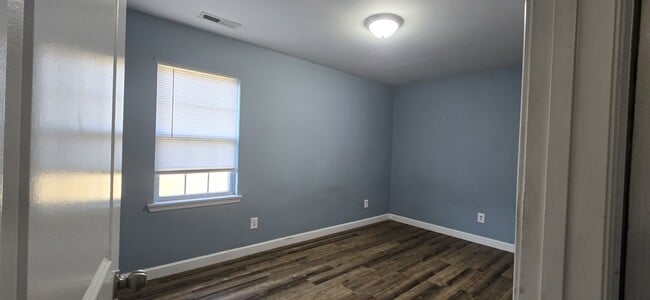 Building Photo - 604 Parsley Dr