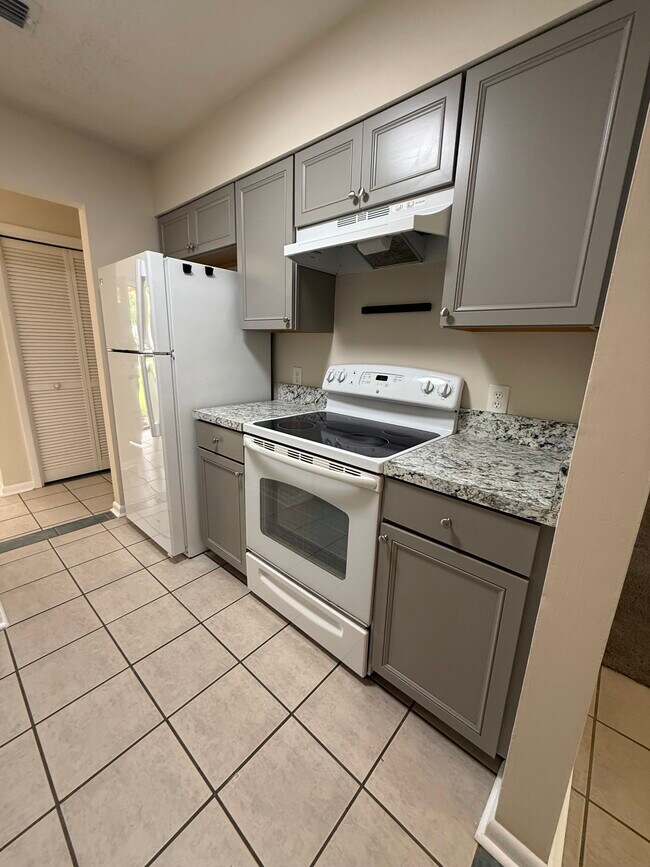 Foto del edificio - 805 Meadowbrook Dr