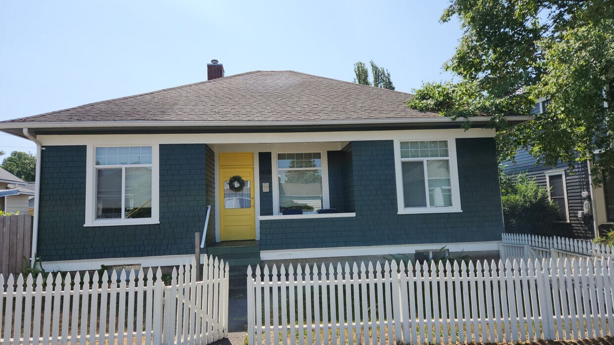 Primary Photo - 6 Bedroom Lettered Streets House---Plank F...