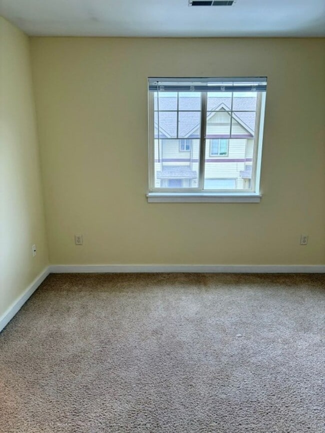 Building Photo - 3 Bedroom, 2.5 Bathroom Townhouse with Fireplace