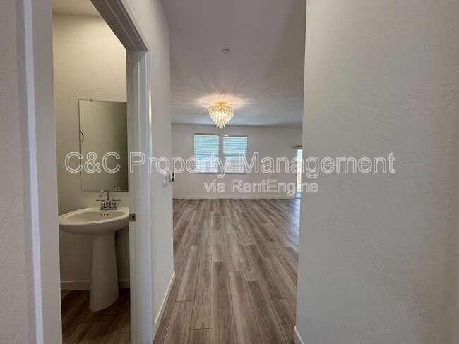 Foto del edificio - 4127 N Rosalia Ave