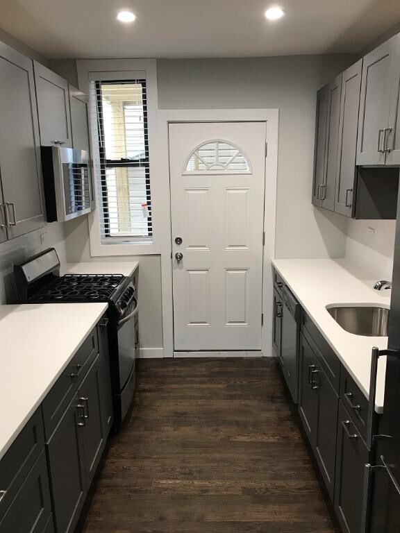 Building Photo - bedroom in Chicago IL 60630