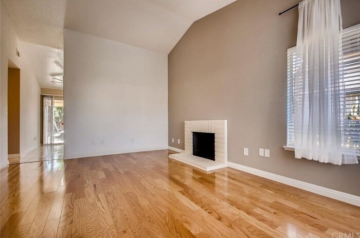 Building Photo - Charming 2 Bedroom 1 Bathroom