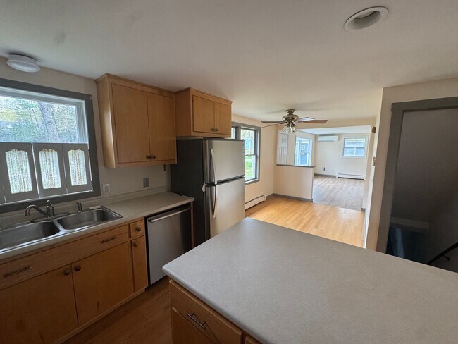 Foto del edificio - $3,500 5BD/2BA Single Family Home Scarborough - Available 6/1