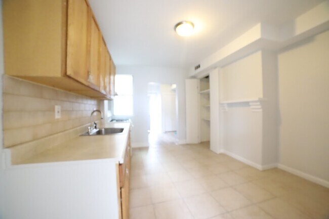 Building Photo - 674 N 6th St