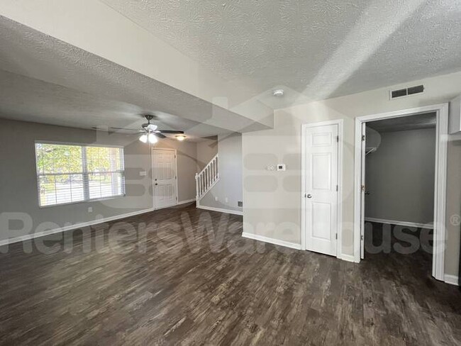 Building Photo - Beautiful & Newly Renovated 3 Bedroom/2.5 ...