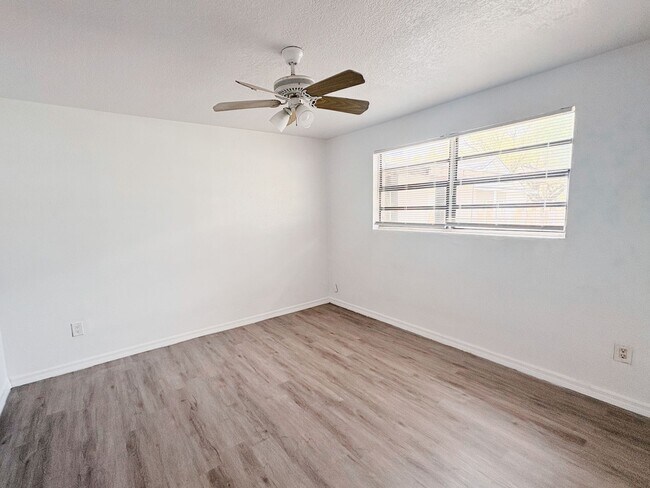 Building Photo - Updated 3 Bed/2 Bath Home with Spacious Yard!