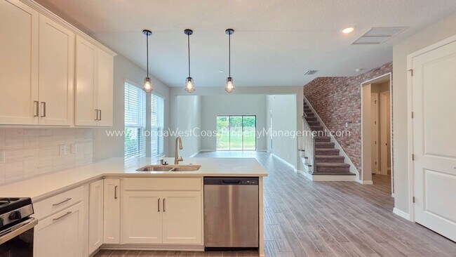 Building Photo - OUTSTANDING 3 BEDROOM PLUS EXTRA LARGE FLEX ROOM PLUS HOME OFFICE! PARK EAST- AZARIO!