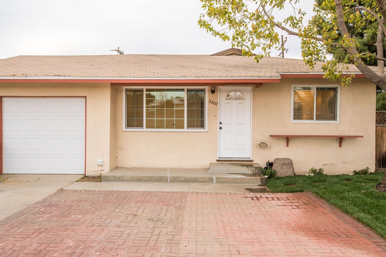 Primary Photo - 2207 E Daily Dr