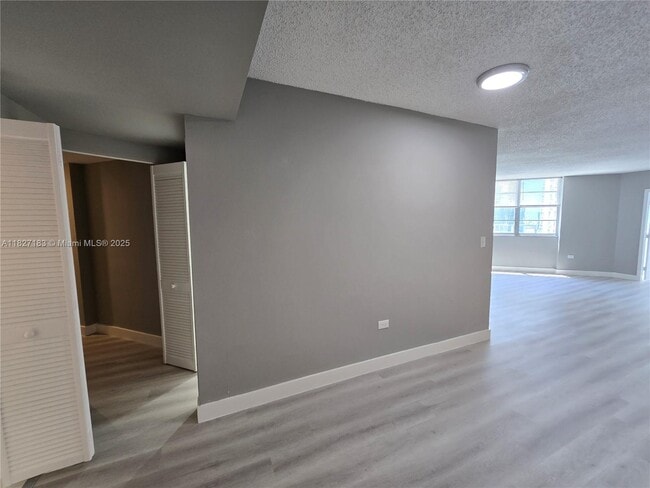 Building Photo - 999 Brickell Bay Dr