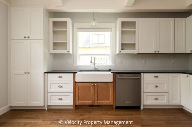 Foto del edificio - Beautiful Home Across the Street from Drake Park!