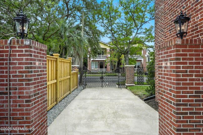 Foto del edificio - 2131 St Johns Ave