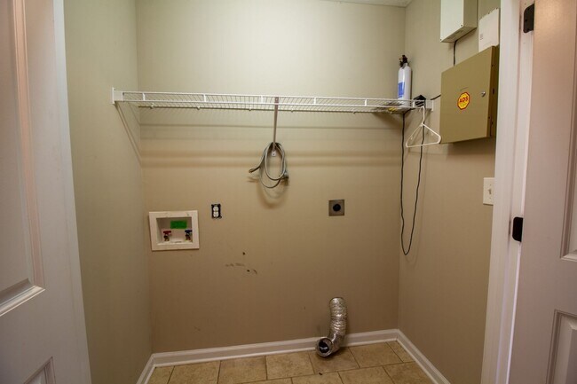 Foto del edificio - Fresh and Clean 3/2 with BONUS room and fenced yard.  Go.
