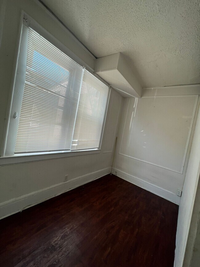 Building Photo - 1110 S Wood Ave