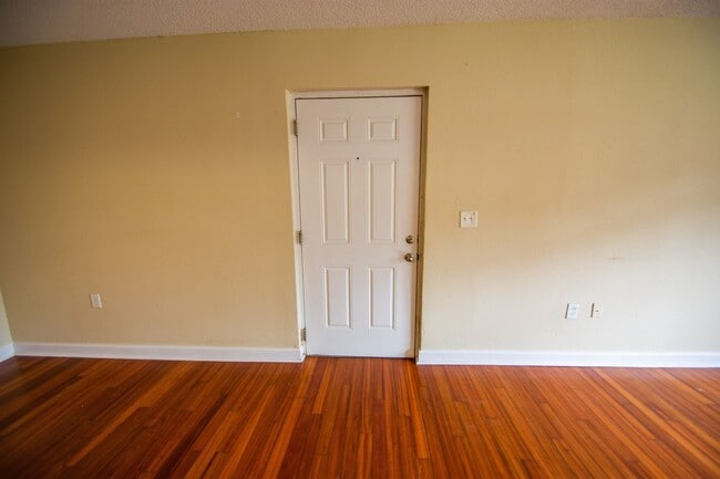 Building Photo - Beautiful 2/1.5 Condo with a Den! Availabl...