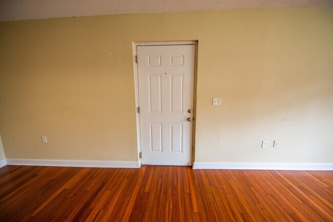 Foto del edificio - Beautiful 2/1.5 Condo with a Den! Availabl...