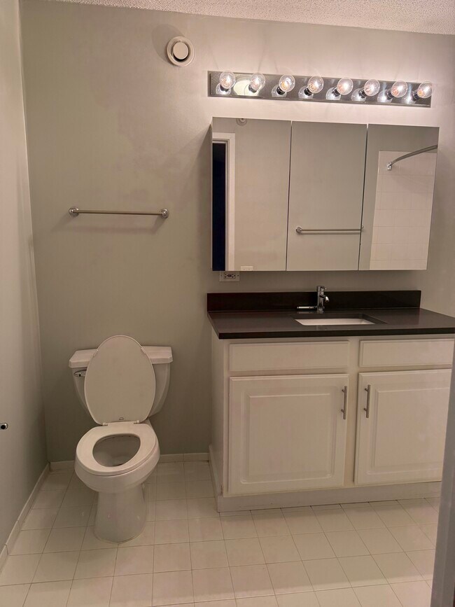 Foto del edificio - 544 N State St