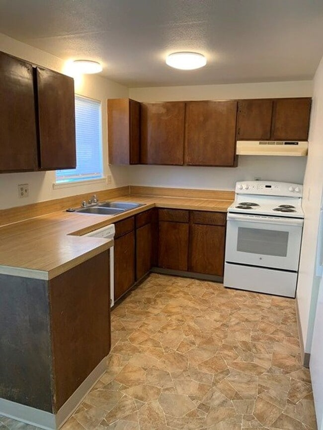 Building Photo - Middle unit in 8-plex complex
