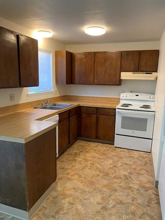 Foto del edificio - Middle unit in 8-plex complex