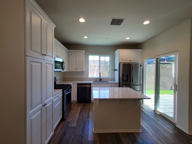 Building Photo - Beautiful 3B/2.5BA Home w/ Turf Backyard!