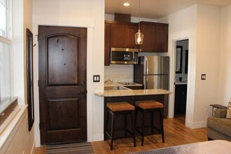Building Photo - 61230 Laurel Springs Ln