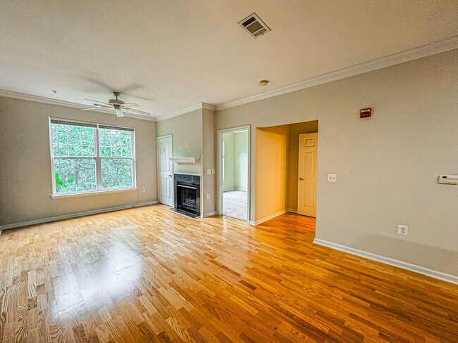 Foto del edificio - Sunny 1 Bed 1 Bath Condo In Beautiful Fairfax Ridge Condo