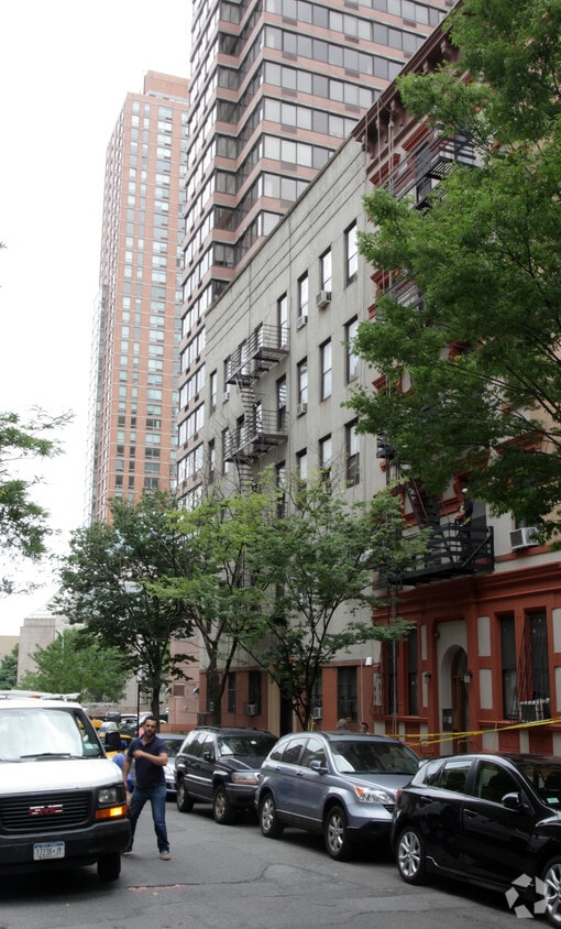 Building Photo - 158-160 E 97th St