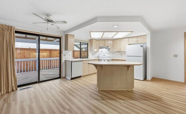 Foto del edificio - READY FOR MOVE IN NOW