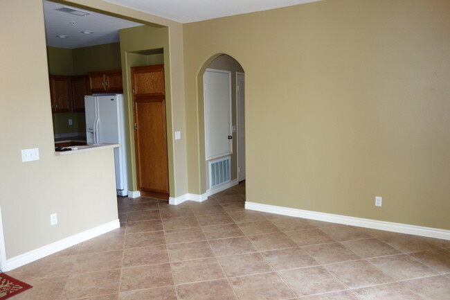 Building Photo - Gated Community 2 Bedroom 2 Bathroom Condo