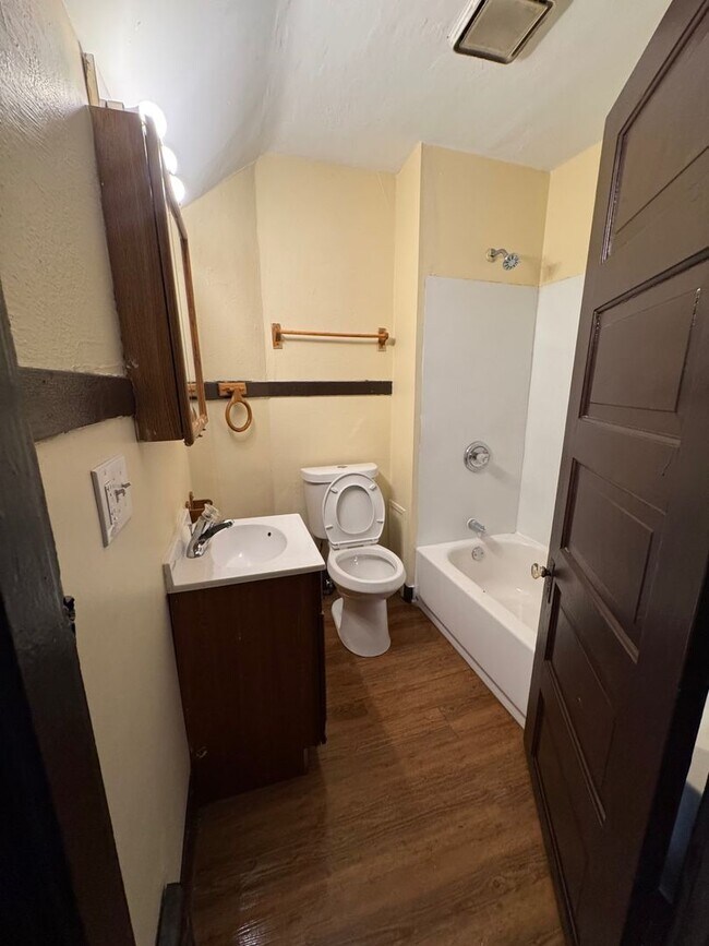 Foto del edificio - 1118 Revell Ave