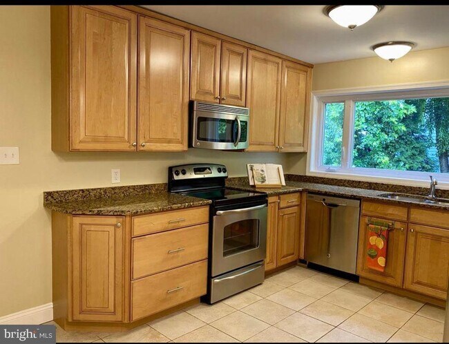 Building Photo - 1040 Warbler Pl